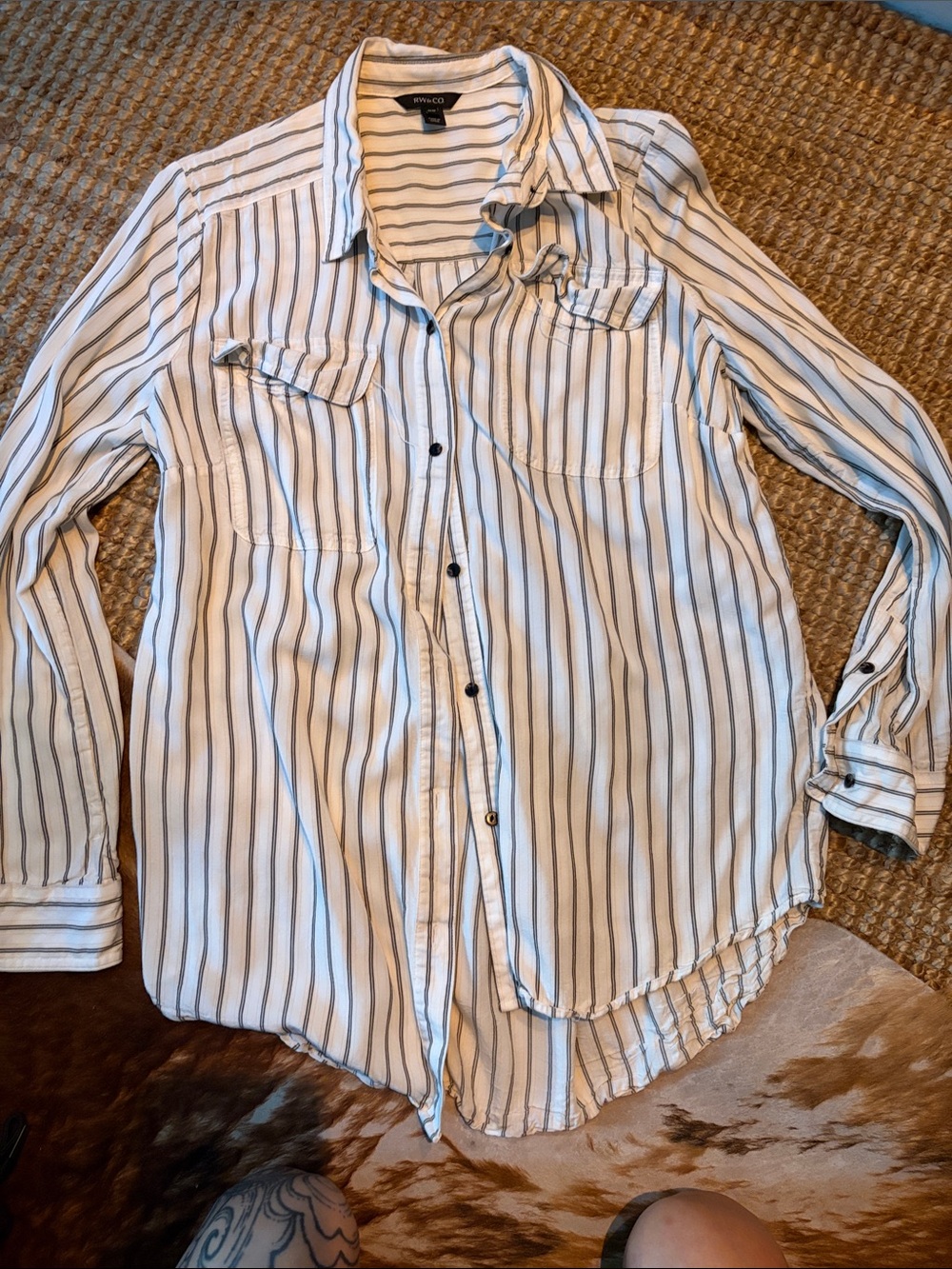 RW&CO. White Button-Down Shirt with Navy and Gray Stripes